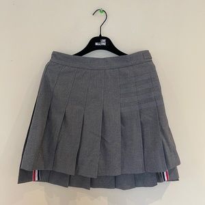 Dropped back mini pleated skirt